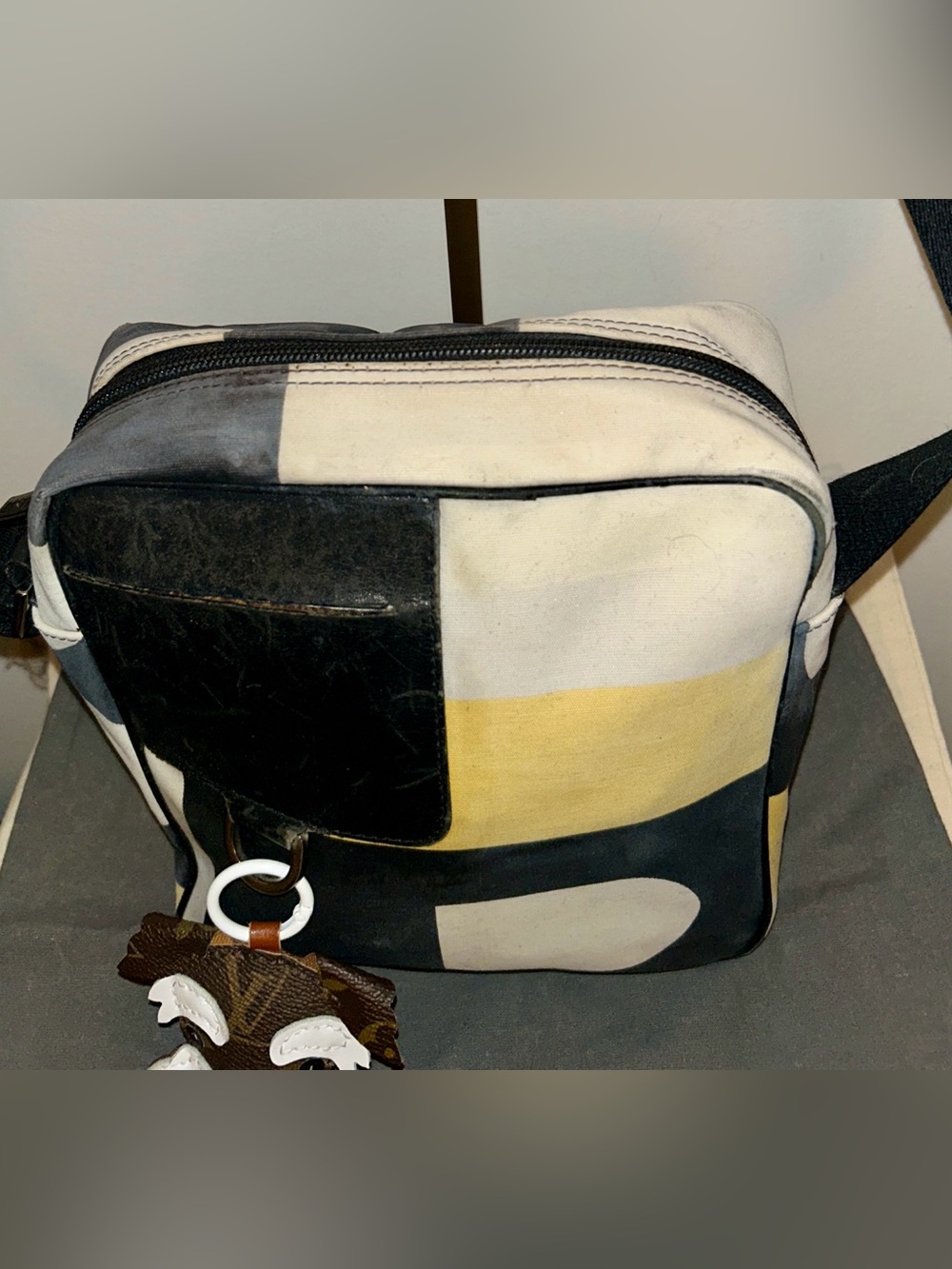 Bally BizzyB Leather Canvas Adjustable Shoulder Bag. LV Dog Charm included - Picture 4 of 13